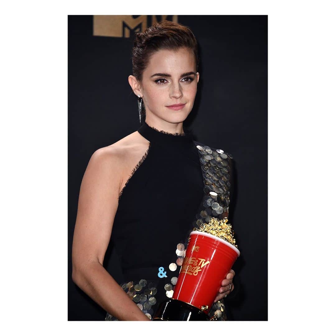 ザ・プレス・ツアーのインスタグラム：「Thank you so much to everyone who voted and thank you @MTV Awards! ❤️🍿 Proud to stand in solidarity with @GLAAD 🌈  The dress is made from organic silk and features hand sewn metal paillettes, by @kit_willow. This piece was made in Kolkata, by a company which uses traditional artisanal techniques and innovative research and design, keeping the creative skills in West Bengal. All KITX brand labelling is created from recycled polyester yarn and care labels from organic cotton.  Shoes by @susistudio, made with recycled polyester microsuede (a man-made suede alternative) and earrings are @Forevermark by Natalie K who use responsibly sourced diamonds.  Fashion info validated by @ecoage #ecoloves  Skin prepped with @tataharper hydrating Floral Essence and @evolueskincare Hydrating Serum and @mvskincare Rose Soothing & Protective Moisturiser. Facial by @advancedskincaredayspa using @eminenceorganics products. For makeup, @rmsbeauty Un Cover Up is used as foundation with @w3llpeople Realist Setting Powder. @nuevolutioncosmetics Evolution Bronzer in Portofino and @rmsbeauty Lip2Cheek in Smile for cheeks.  For eyes @alimapure Pressed Eyeshadow in Ethereal over the lid & @RitueldeFille Eye Soot in Half Light in the crease & lash line. The @janeiredale Liquid Liner in Black was used to create the wing eyeliner and @fitglowbeauty Good Lash Mascara. Brows are @alimapure Brow Pencil in Medium and @100percentpure Green Tea Fibre Brow Builder in Medium Brown. Lips @janeiredale Lip Pencil in Spice and @kjaerweis Lipstick in Honor. All brands are cruelty free and using natural and organic ingredients. Alima Pure and Kjaer Weis use refillable packaging. Beauty info validated by @contentbeauty」