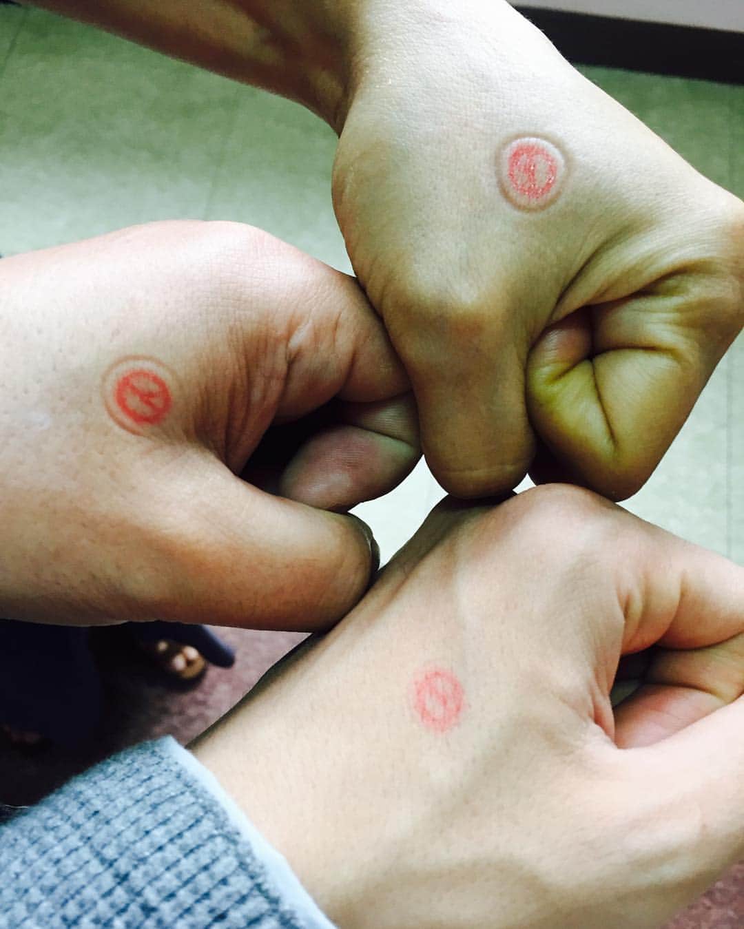イ・ヒョヌのインスタグラム：「모두들 투표하세요 🙏🏻 #가족투표완료」