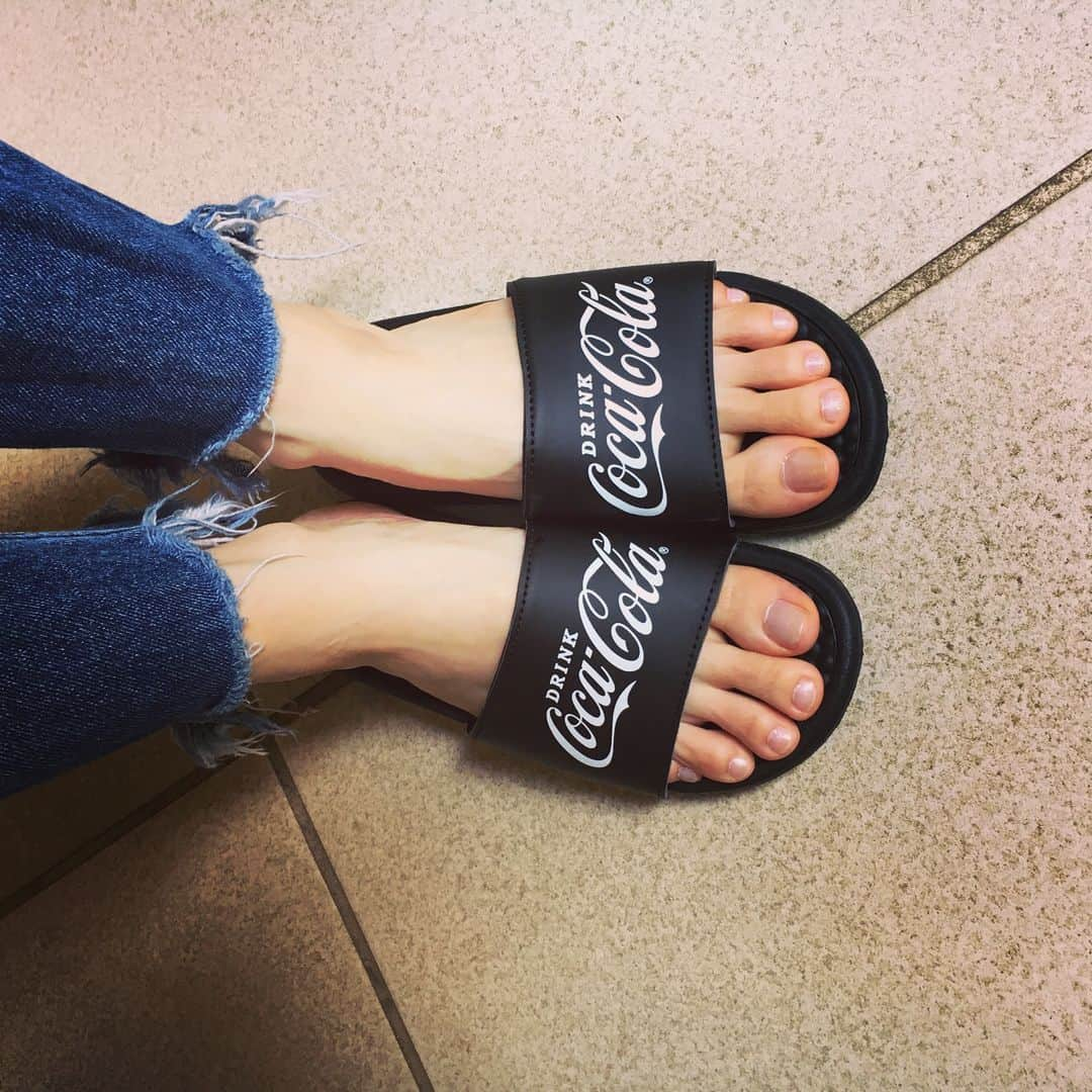 時東ぁみさんのインスタグラム写真 - (時東ぁみInstagram)「このタイプ何個かほしいなぁ★  #時東ぁみ #サンダル #sandals #シャワーサンダル #showersandals #夏 #summer #楽 #ハマる #cocacola #コカコーラ #他の #欲しい #足 #leg #膝 #knee #デニム #denim #ダメージ #damage #damagedenim #クラッシュ #crash #crashdenim#カットオフデニム #cutoffdenim」5月9日 11時36分 - amitokito