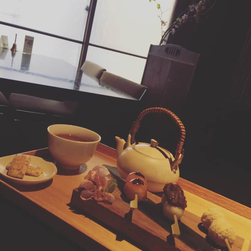 石井しおりのインスタグラム：「お団子食べたくて。 #かまど茶寮 #プチ花見 #ほうじ茶 #団子三種 #一息つきたい #そんな時には」