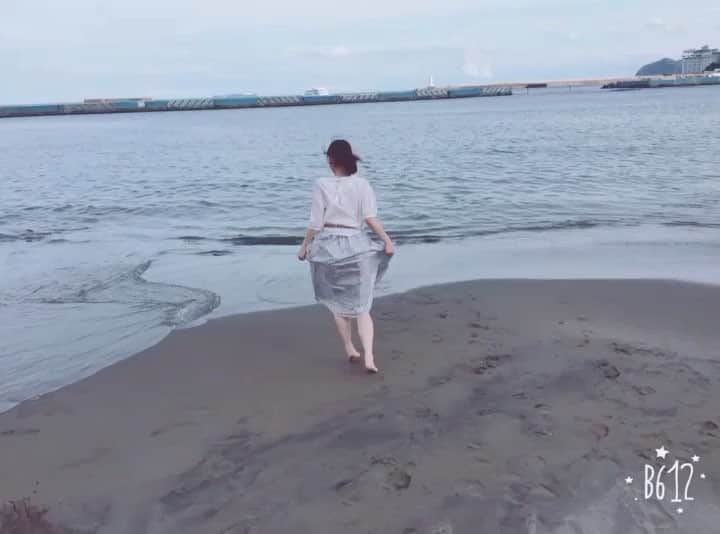 のインスタグラム：「私の走り方…😂 #熱海 #海」