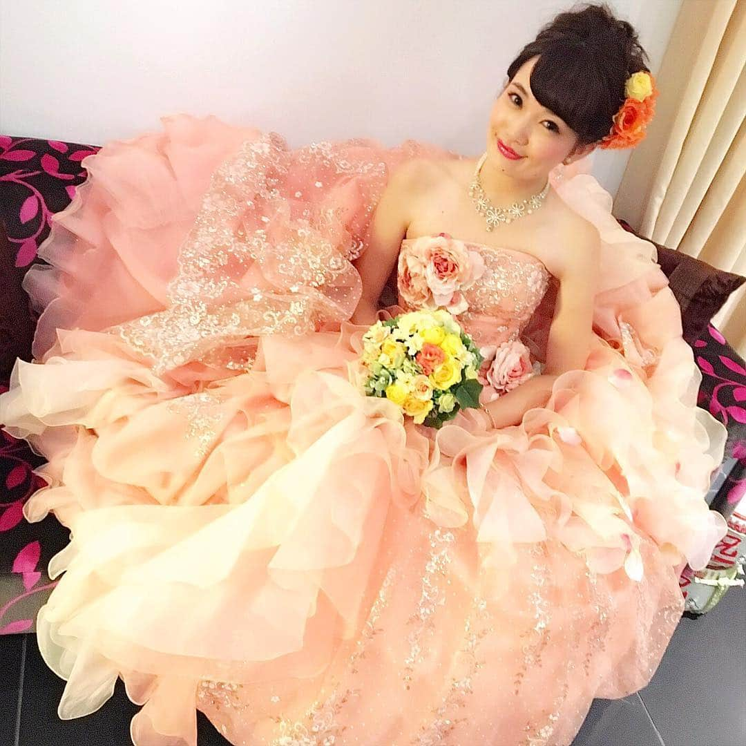 浅井麻里さんのインスタグラム写真 - (浅井麻里Instagram)「💐💓💐💓 . #ウェディングモデル のお仕事、大好き💓👰 #ドレス を着させてもらうととっても幸せな気持ちになる❤️ . この時は、結婚式&披露宴の動画と写真の#撮影 🎬 新郎新婦友人役やお父さんお母さん役、参列者役もいて、 まるで本当の結婚式と披露宴やってるみたいで、 とっても賑やかな、笑いがたえない楽しい現場でした💒 花嫁役に選んでいただけて感謝❤️❤️ 写真いっぱいあるからまたアップしよーっと🎵 . そして、キャンペーンのお知らせ📣 イギリスのコンフォートシューズブランド「fitflop」は、 心も身体も強く美しい女性＝スーパーウーマンを応援しています。 ブランド公式アカウント(@fitflop_japan )をフォローして、 あなたが映った最高の瞬間を捉えた素敵な写真に #スーパーウーマン #fitflop_japan #フィットフロップ @fitflop_japan をタグ付けして投稿してください。 投稿していただいた中から抽選で100名の方に fitflopのシューズを差し上げます。 最高のあなた(スーパーウーマン)をぜひ投稿してください。 キャンペーン締め切りは6月末まで。 . #PR #幸せな瞬間 #ブライダルモデル #シェーナドゥーノ #神田うのドレス#神田うのデザイン#神田うのプロデュース#scenaduno #fitflop#wedding_mari」5月9日 16時38分 - mari_asai_625