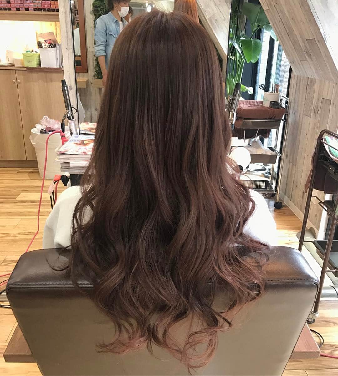 志田友美（ゆうみん）のインスタグラム：「New hair color💇✨ ㅤㅤㅤㅤㅤㅤㅤㅤㅤㅤㅤㅤㅤ 初挑戦のピンク入れてもらったよ♡ 色はピンクアッシュベージュ💭無加工なり。 いつもアッシュは欠かせない、、🤤 気に入った～♡ ㅤㅤㅤㅤㅤㅤㅤㅤㅤㅤㅤㅤㅤ ありがとうございました～♡ ㅤㅤㅤㅤㅤㅤㅤㅤㅤㅤㅤㅤㅤ #new #hair #color #ash #pink #beige #shibuya #lapis」