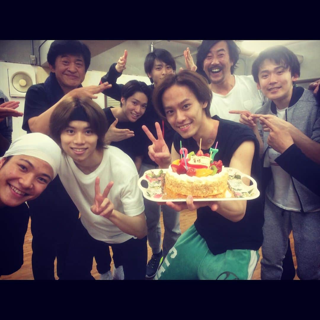 高野洸さんのインスタグラム写真 - (高野洸Instagram)「一昨日、 公人君の誕生日を稽古場でお祝いしました！ケーキも美味しかった。。 おめでとうございましたー！ #顔w #あたっく #あたっくNo.1」5月9日 23時29分 - akira_takano_official
