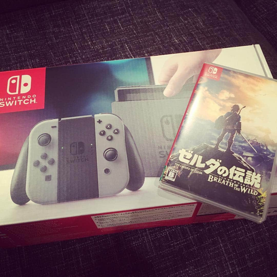 井上聡のインスタグラム：「先日、人生で初めてamazonに登録してその勢いで買った商品。現代社会ではもうこんなにも便利なシステムが導入されていたのかと驚きを隠せない心境です。これによって坂の上に住んでるおばあちゃんおじいちゃんはとんでもなく助かるでしょうね。素晴らしい！ #頼んですぐ届いた！ #俺の予想よりも早く届いた  #人知を超えた速度 #このシステムで人の暮らしは変わる #近い未来、人の足は退化していくだろう #ここで一つの仮説を唱えてみる #皆が知ってる宇宙人の姿であるリトルグレイは #実は未来の地球人であり、 #あの姿になるキッカケは現在の地球人が #amazonを頼りにしすぎた結果ではないかと筆者は考える #そして地球に頻繁に訪れているリトルグレイ達は我々に対し #amazon頼みすぎたらこうなるんだよ、と警告しているのではないだろうか？」