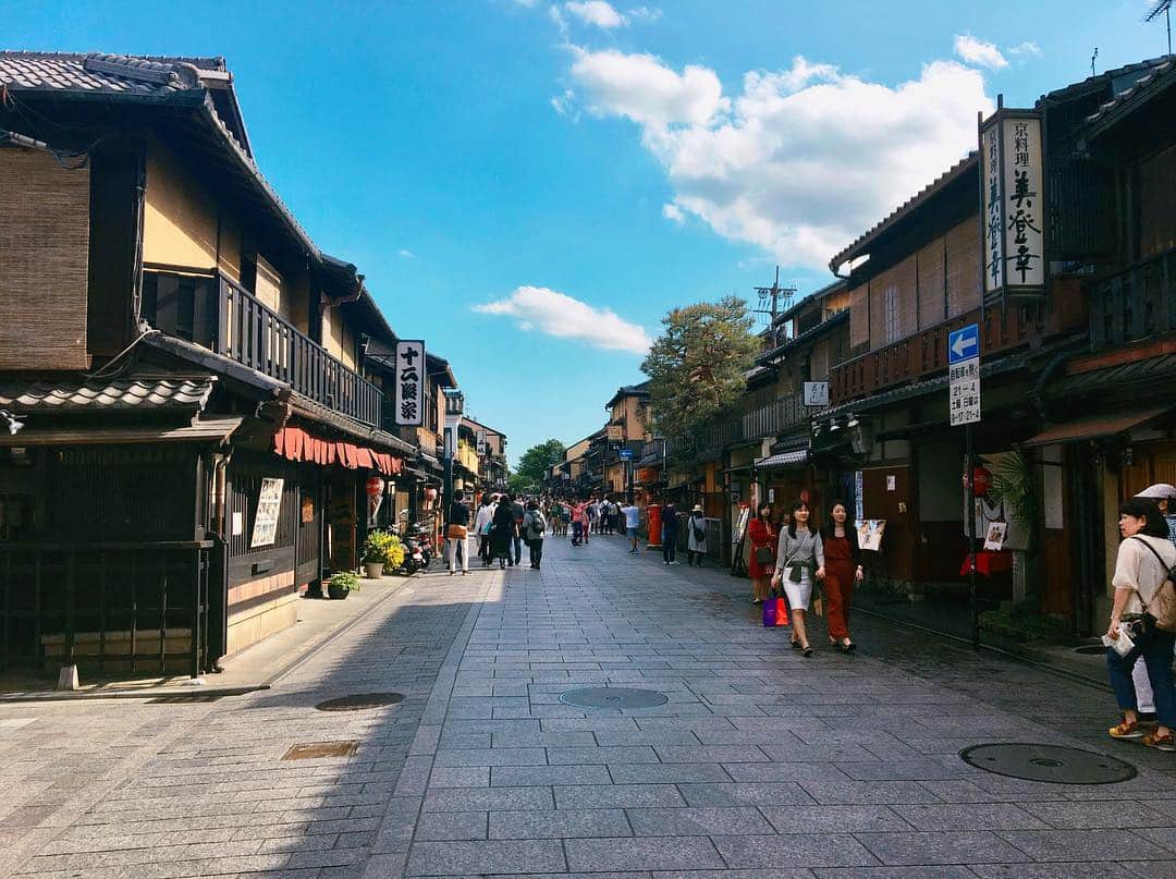 かにゃさんのインスタグラム写真 - (かにゃInstagram)「京都の街並み好き☺️💓 . . #京都 #祇園 #花見小路 #旅行 #旅 #ゴールデンウィーク #gw #kyoto #gion #trip #travel #travels #traveller #travelingram #tripstagram #instatravel」5月9日 20時38分 - kanya_435