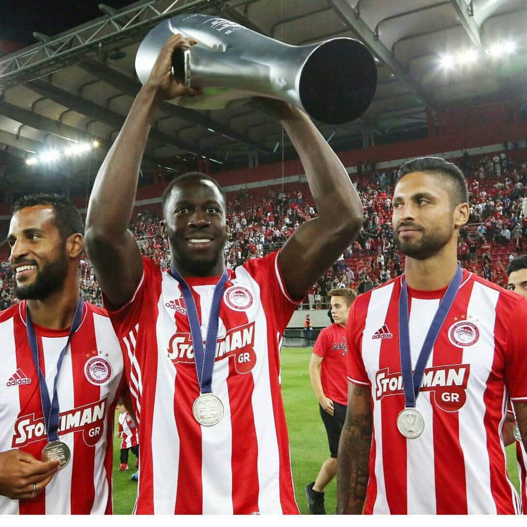 アリ・シソコのインスタグラム：「Glad and proud to be part of this football club such a good feeling to be champions #football #olympiacos 7inrow thanks everbody 😆😎😎😆😎 @tarikelyounoussi_official @manueldacosta_official」