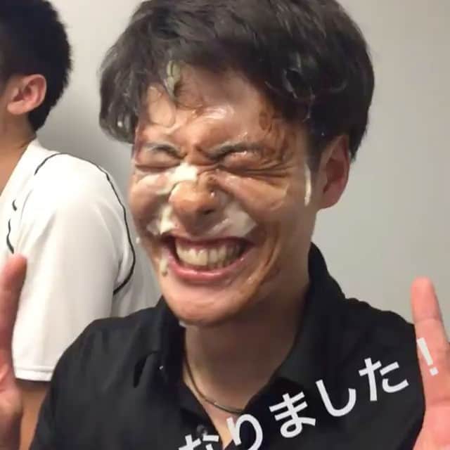 のインスタグラム：「小林光輝の誕生日♪ 21歳になったらしい！笑 顔面シュークリームじゃなくて 顔面エクレア！笑 チョコを付け加えました😁 タチ悪いけどこれもまた思い出♪」