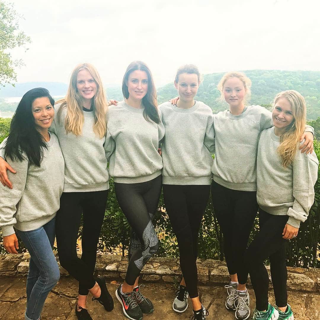 デヴォン青木のインスタグラム：「Austin crew @agatharelotaluczo @annev @bigvivien @helenasuric @gettatum」