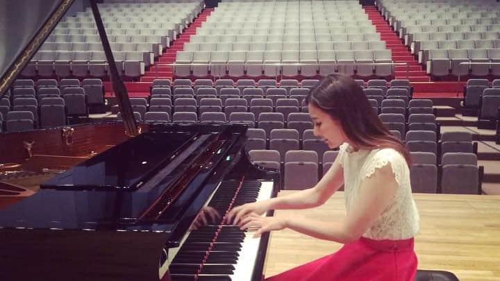森本麻衣のインスタグラム：「連打の女王になる曲👸🏻✨🎹 Very Hard to play🙌 . ラヴェル「鏡」道化師の朝の歌🐣🌅 Ravel: "Miroirs" ~Alborada del gracioso~🤡 . . . . #ravel#piano#instapiano#classic #music#miroirs#alboradadelgracioso #playingthepiano#maimorimoto#pianist#pianista#asian#japanese#yamaha #hardtoplay #森本麻衣#ピアノ#ピアニスト #ラヴェル#鏡#道化師の朝の歌 #連打#難しい#素晴らしい曲 #おすすめ#cfx#ヤマハ#グランドピアノ」