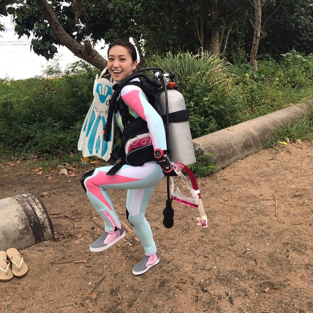 大島優子さんのインスタグラム写真 - (大島優子Instagram)「本日発売「DIVER」で サイパンの海を潜りまくりました〜  昔からだけど、私の背中どうしても勇ましい😂  あと今回のためにオリジナルウェットスーツ作ったよ🐠❤️ #DIVER #saipan」5月10日 17時09分 - yuk00shima