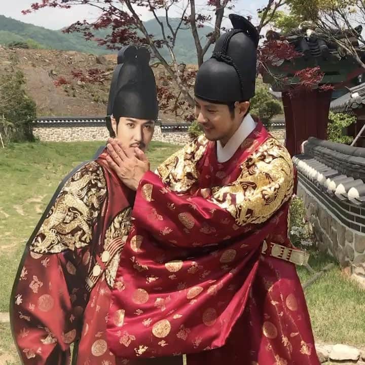 キム・ジソクのインスタグラム：「다들 등신대 놀이 하길래 나도..나는 세트플레이.. 미친놈아니에요. 변태아니구요.  다들 사랑합니다 융~~💗 #윤균상#이하늬#채수빈#지진희선배님#서있다가당함.」