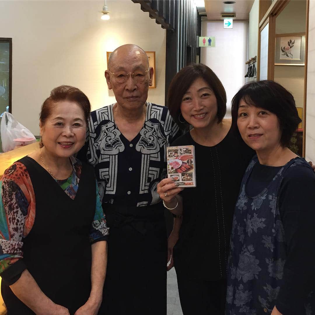 のインスタグラム：「そしてこれは天國のみなさんと。(^^) お店でサインさせていただき、その後、天國馬刺しのメモ帳もらっちゃったもんね。馬刺しのメモ帳よ。インパクトあるのよ。おもむろに使うと。😘😊」