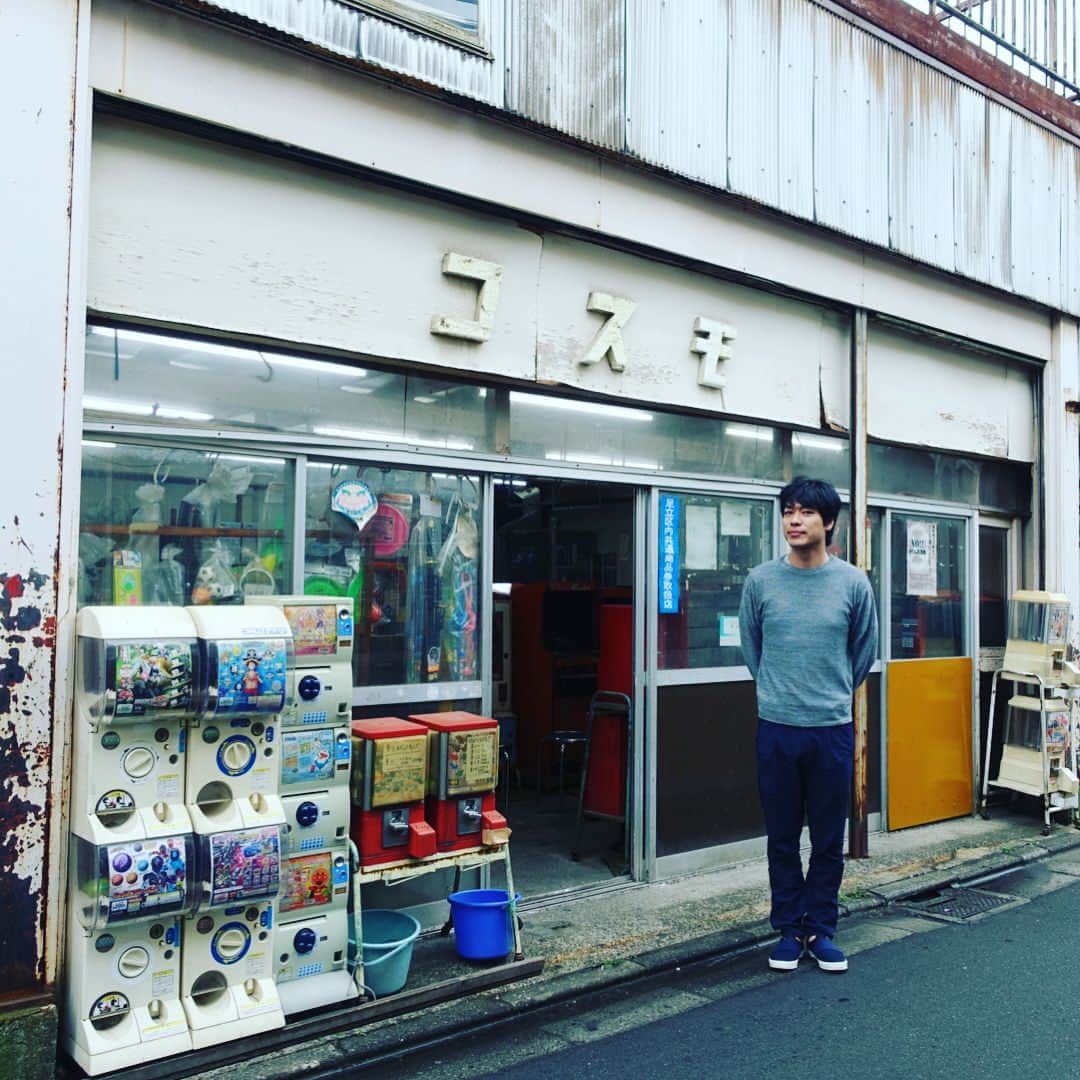 川島明のインスタグラム：「前から行きたかった足立区の「コスモ」さんへ行ってきたよ。お菓子のラインナップもゲームの質感も子供の笑い声も最高。」