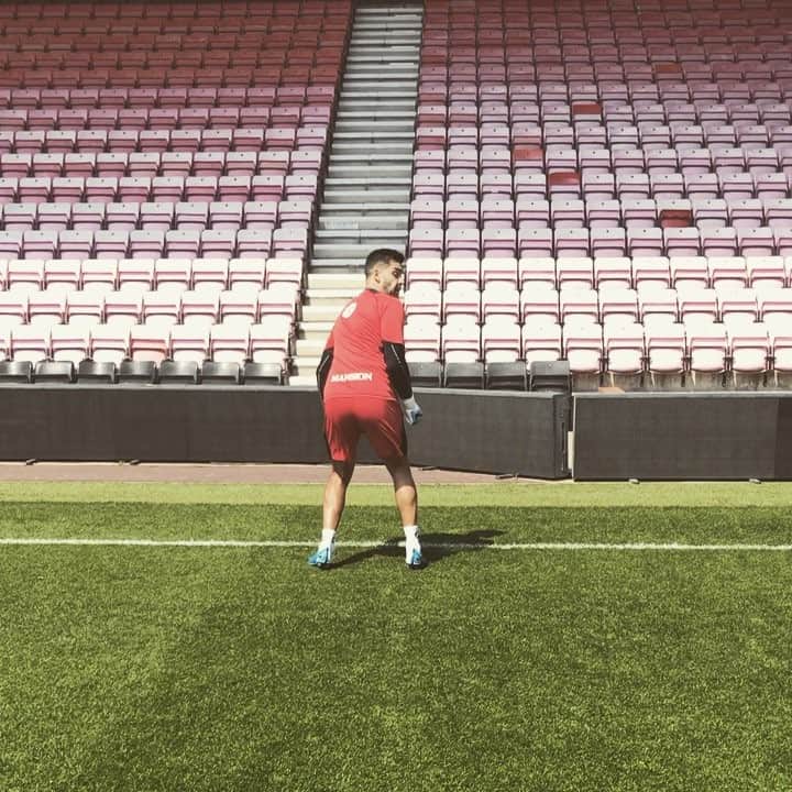 アダム・フェデリチのインスタグラム：「Been a very long few months , but so happy to be outside feeling strong again ,  looking forward to the hard work ahead 👊🏻 and can't wait to be back 🙌🏼」