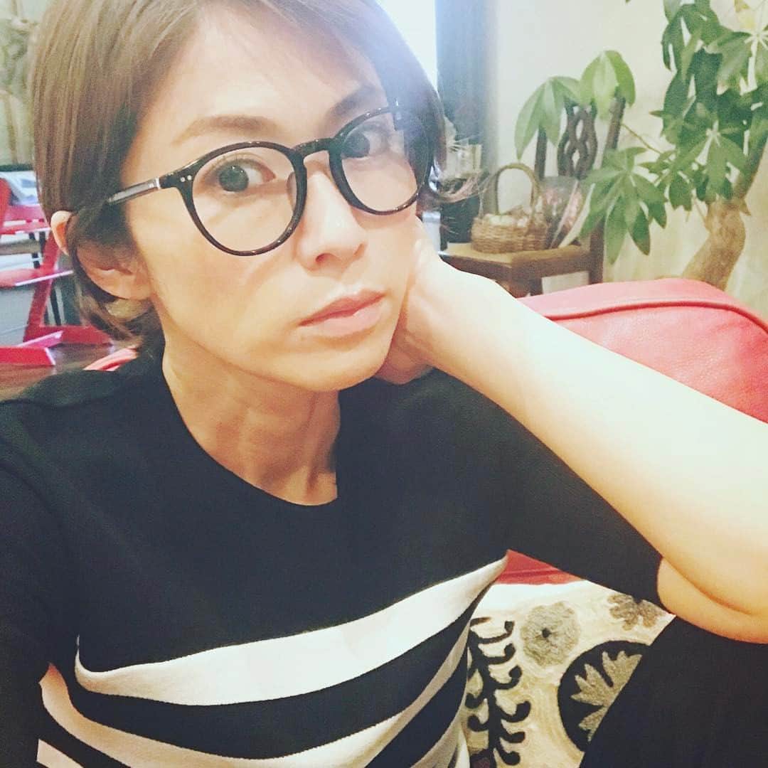 畑野ひろ子さんのインスタグラム写真 - (畑野ひろ子Instagram)「@keita.suzuki.official のメガネを拝借。このメガネ大好き🕶  #bordersatbalcony #yellowsplus #主人のメガネ #お借りしました」5月10日 22時21分 - hiroko_hatano_