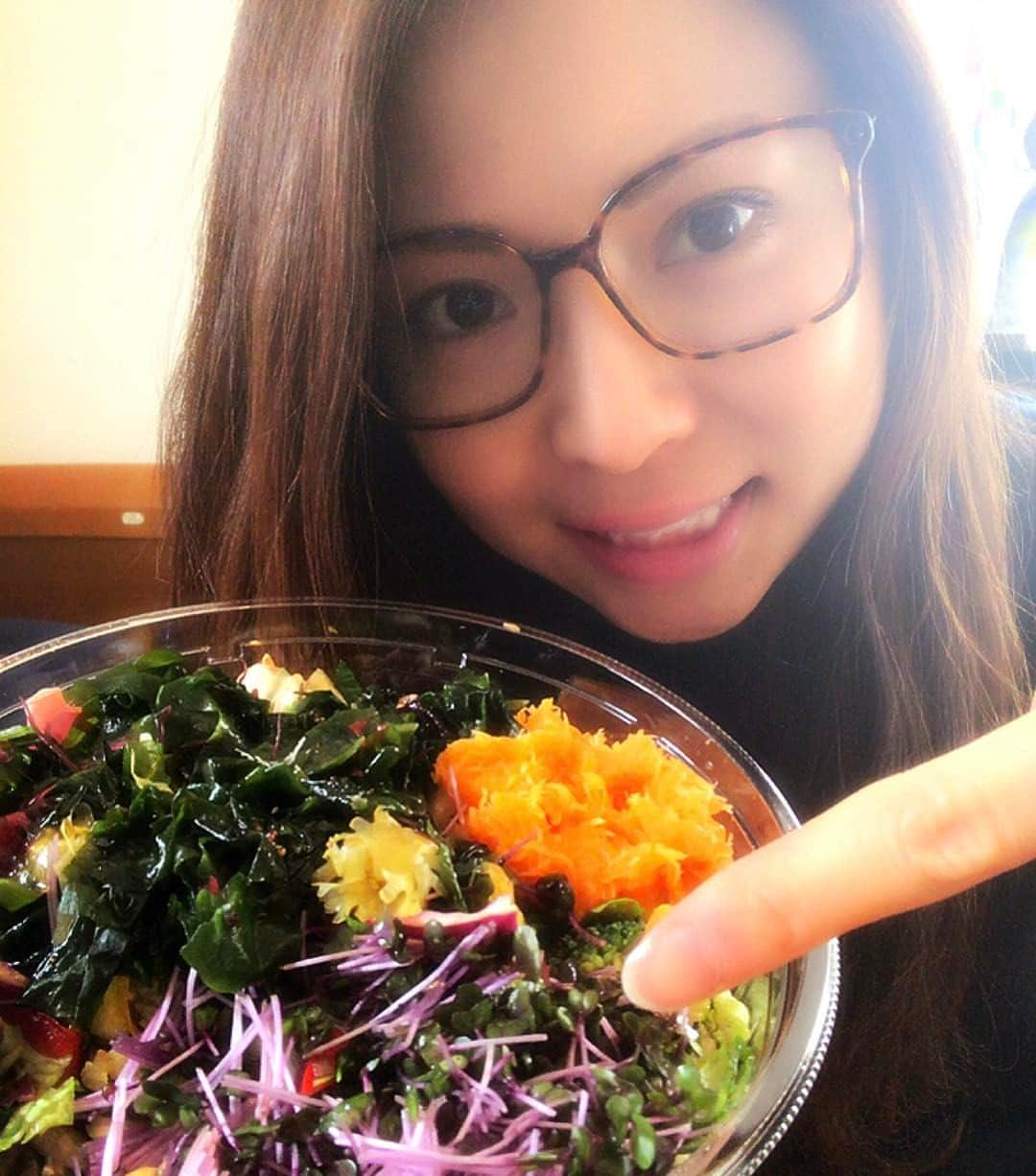 原島美波のインスタグラム：「♡Sprout♡  栄養満点の #スプラウト ✨  サラダにプラスしてみてくださぃ^ ^  Happy Wednesday❣️ #もう眠たい#明日も朝からレッスン#筋トレ#tokyo#japan#大好き#野菜#サラダ #happy#love#hot#nice#smile#instagood#ありがとう#girls#organic#オーガニック#Super food#friends#fasion#summer  #パワー#ヘルシー#ハート#ボディ #body#heart#healthy」