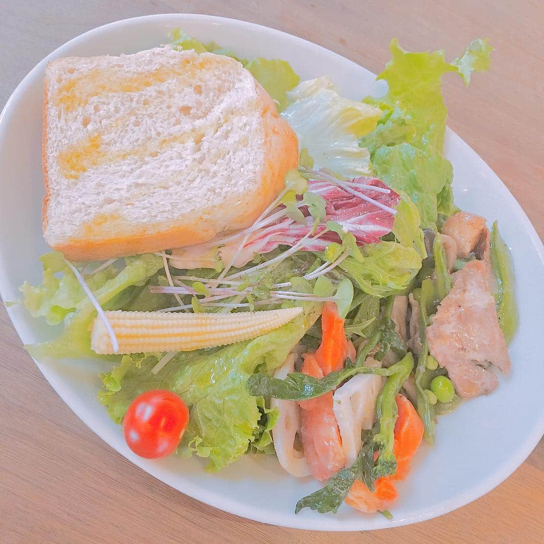 江籠裕奈さんのインスタグラム写真 - (江籠裕奈Instagram)「♡ おしゃれなサラダ✨ スモークサーモン 好きなんだあ💭 ㅤㅤㅤ #salad  #lunch」5月10日 23時21分 - egochan_329