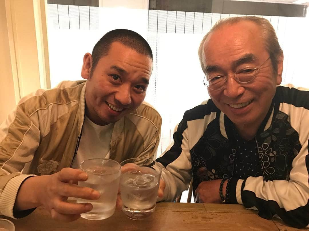 志村けんさんのインスタグラム写真 - (志村けんInstagram)「ダイゴに飲ませてあげています。。なんぼでも飲みます！いいやつ」5月11日 1時21分 - ken_shimura_bakatono67