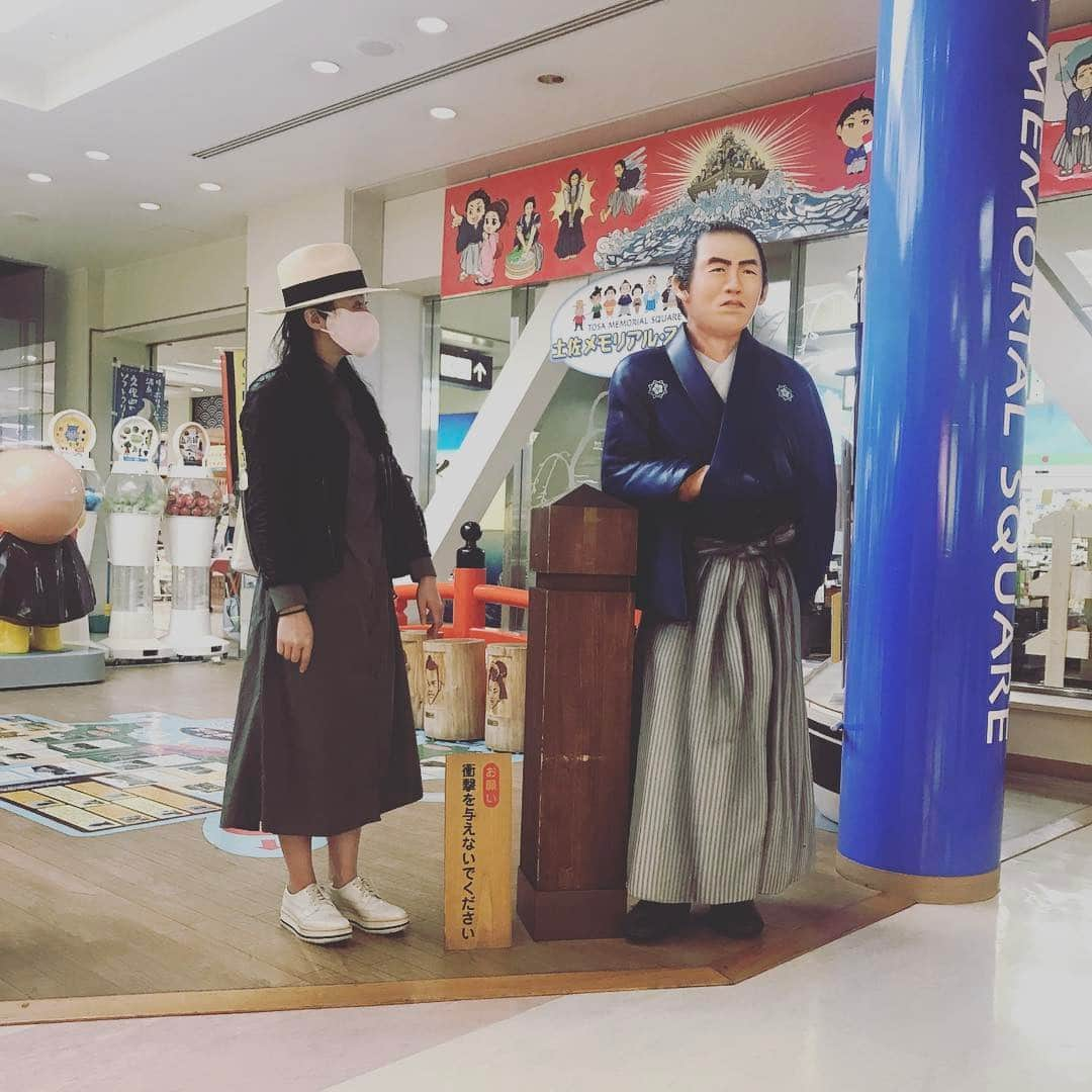 貫地谷しほりさんのインスタグラム写真 - (貫地谷しほりInstagram)「やっと来れたよ龍馬さん。 そして東京着いたよ。暑過ぎですね。 #高知 #ありがとうございました #熱い夜でした #また来れますように #坂本龍馬 #千葉佐那 #マスク #は #uv #日焼け #気を付けましょう #髪ぐちゃぐちゃ #仕事するぞー！」5月11日 11時27分 - shihori_kanjiya