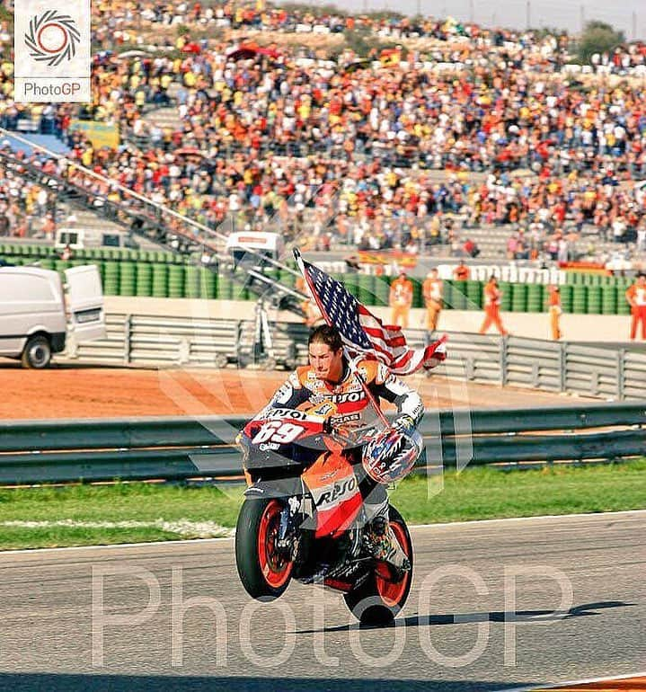 ニッキー・ヘイデンのインスタグラム：「Let your flag fly 🇺🇸 #wheeliewednesday」