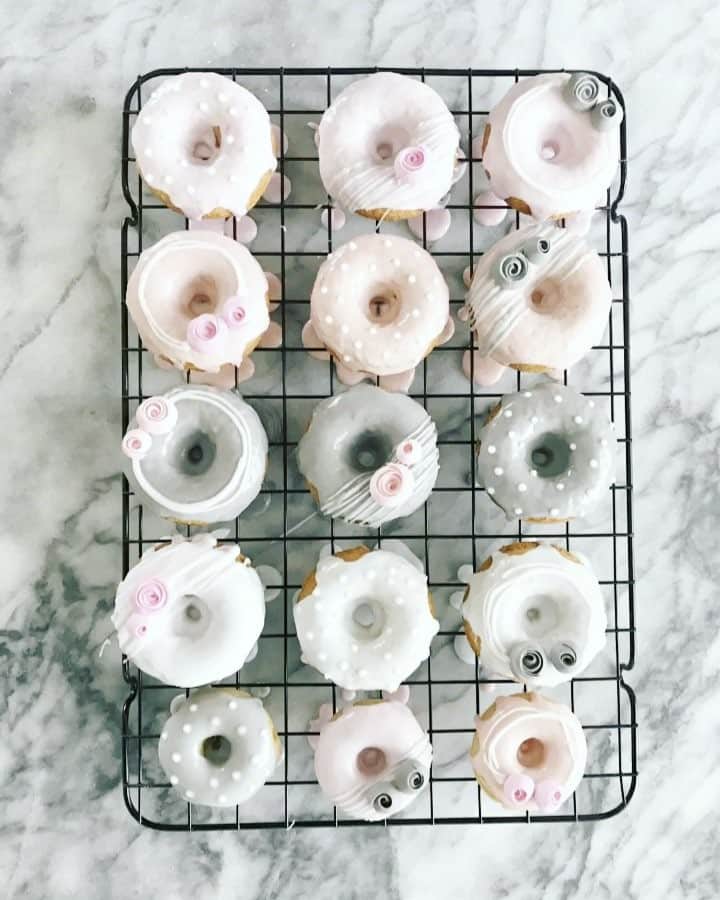 のインスタグラム：「Decorating the brown sugar doughnut cakes with natural color icing 🍩🍩 ブラウンシュガーのベイクドドーナツに、ナチュラルカラーのアイシングを♪」
