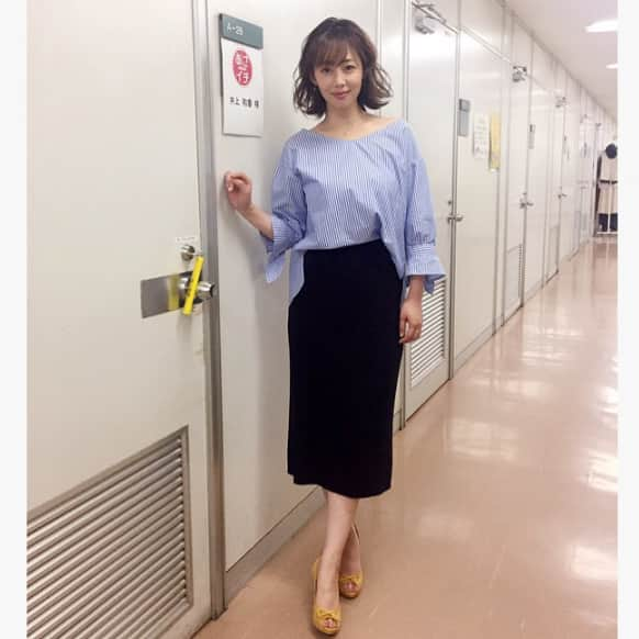 井上和香さんのインスタグラム写真 - (井上和香Instagram)「おはよう！ 昨日の『あさイチ』✨ . tops&skirt #ensuitelumiere shoes #DIANA アクセサリー #festariabijousophia」5月11日 9時55分 - inoue_waka