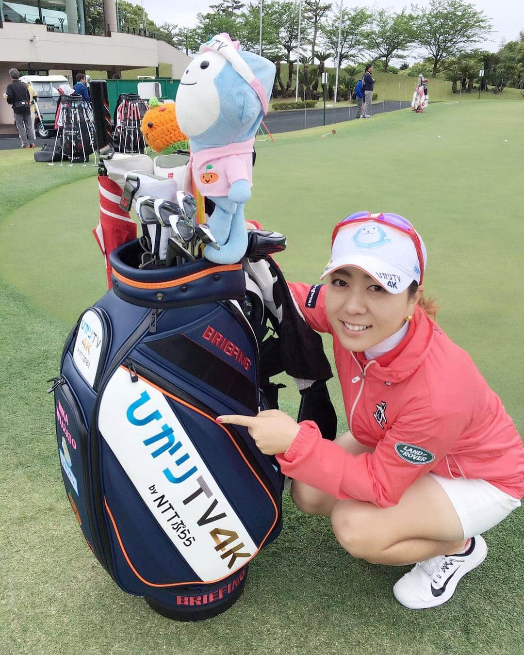 宮里美香さんのインスタグラム写真 - (宮里美香Instagram)「New Golf bag✨ 今週から新しいゴルフバック！ カッコいい😍 明日から初日です⛳️ ちばります‼️ #New #Golfbag #BRIEFING #Ilikeit #Thankyou #今週から #新しいゴルフバック #ブリーフィング #カッコいい #いつもありがとうございます #明日から初日  #ほけんの窓口レディース  #頑張ります💪」5月11日 21時48分 - mikamiyazato_official