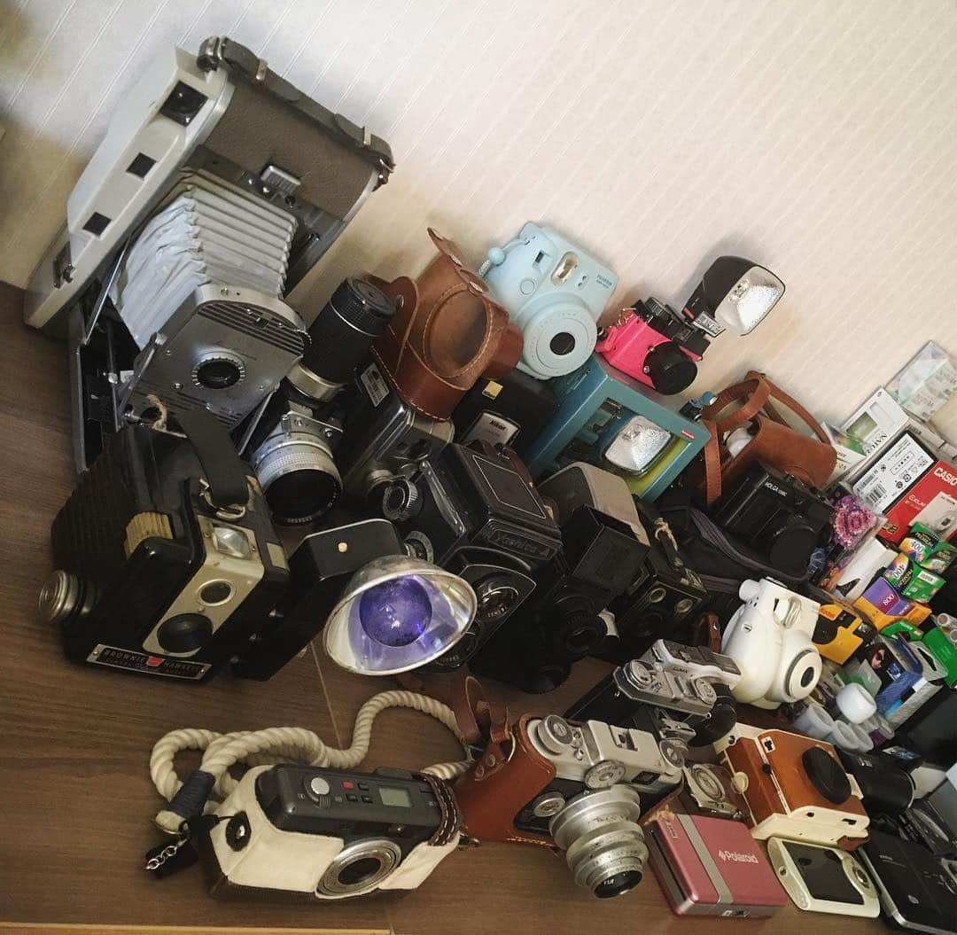 パク・ギュリさんのインスタグラム写真 - (パク・ギュリInstagram)「My camera collection #filmcamera #vintagecamera #polaroid」5月11日 13時44分 - gyuri_88