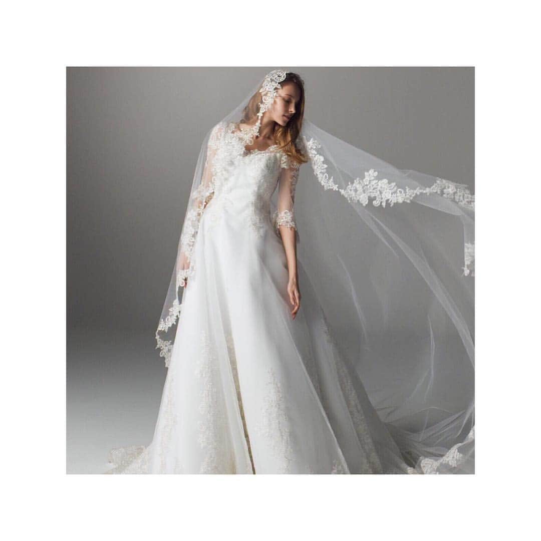 yumikatsuraさんのインスタグラム写真 - (yumikatsuraInstagram)「. ユミカツラが得意とする気品漂うオーセンティックな一着。ハートカットの胸元、5分丈の袖、共布のベールでフェミニンな雰囲気に。 #PY13721 Authoritative authenticity- only from Yumi Katsura. . #wedding #weddingdress #bridal #weddingday #couture #hautecouture #dress #beautiful #cute #flower #white #whitedress #instawedding  #ウェディング #ウェディングドレス #結婚準備 #花嫁準備 #プレ花嫁 #ファッション #ドレス #デザイナー #2017夏婚 #2017秋婚 #2017冬婚 #Aライン #YK白ドレス #yumikatsura #ユミカツラ #桂由美」5月11日 17時07分 - yumikatsurajapan