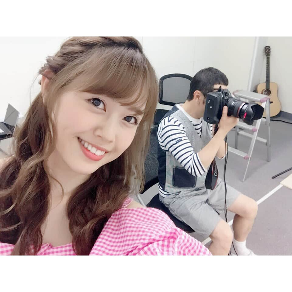 竹内舞のインスタグラム：「SKEラストの生写真撮影 終わっちゃった〜😂💗💗💗 大好きな撮影だったから寂しいねええ💦 お世話になったスタッフさんと パシャパシャしてきたー📸💓 #おきまり#カメラマン#なりちゃん #初登場#田中さん#松田さん#メイクさん💄 #みんな大好き#❤️❤️❤️❤️❤️」