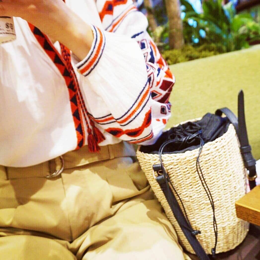 乙黒えりさんのインスタグラム写真 - (乙黒えりInstagram)「子連れでも持ちやすいショルダーカゴバッグ買いました。セールで3000円😁✨だっこにも邪魔にならないしこの春夏使えそう🎵 ベルト付きチノパンツも生地もシワになりにくくて、使いやすいです❗今日は幼なじみママ友とランチ。二人ともウエストマークパンツでした(笑) #ショルダーカゴバッグ#bcstock #ウエストベルトパンツ#slobeiena #ベイクルーズストア @baycrews #VRゴーグルプレゼント中 #VR動画#BAYCREWSSTORE#ベイクルーズ#BAYCREWS#ベルト付きワイドパンツ」5月11日 22時09分 - ellyotoguro