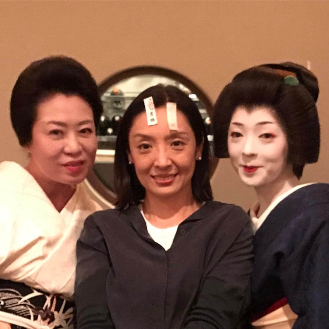 草刈民代さんのインスタグラム写真 - (草刈民代Instagram)「京都です！ 孝鶴さん（左側）のお店にいます！ 右にいるのはもみ寿さん先斗町の芸妓さんです。孝鶴さんには「舞妓はレディ」の時に、役作りのためにとてもお世話になりました。もう20年以来の知り合いです。 久しぶりのご対面！ #草刈民代 #孝鶴#もみ寿」5月11日 23時31分 - tamiyo_kusakari_official