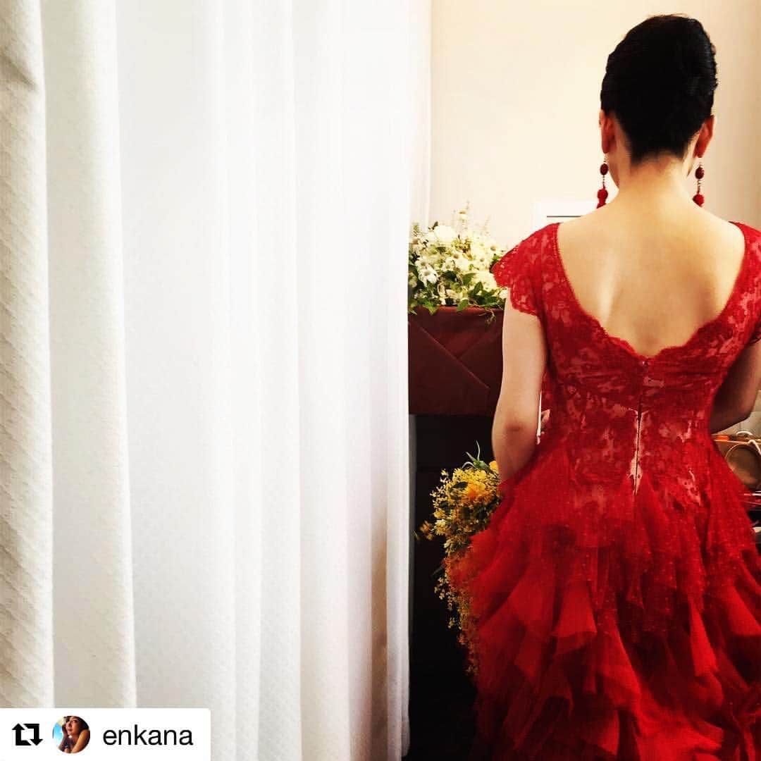 WEDDING DRESS KEITA MARUYAMAのインスタグラム：「#Repost @enkana with @repostapp ・・・ お色直し💃 To @keitamaruyama_wedding  #レストランウェディング #結婚式コーデ #結婚式 #プレ花嫁 #卒花 #花嫁 #ウェディング #ウェディングプランナー #ウェディングケーキ #ウェディングドレス #感謝 #ありがとう #結婚式フラワー #ウェディングフラワー #プレ花嫁サポート #日本中のプレ花嫁さんと繋がりたい #お幸せに #晴れ #wedding #weddingplanner #Tokyo #japanese #japan #beautiful #レストランウェディング#ケイタマルヤマ#ケイタマルヤマウエディングドレス#keitamaruyama#keitamaruyamawedding」