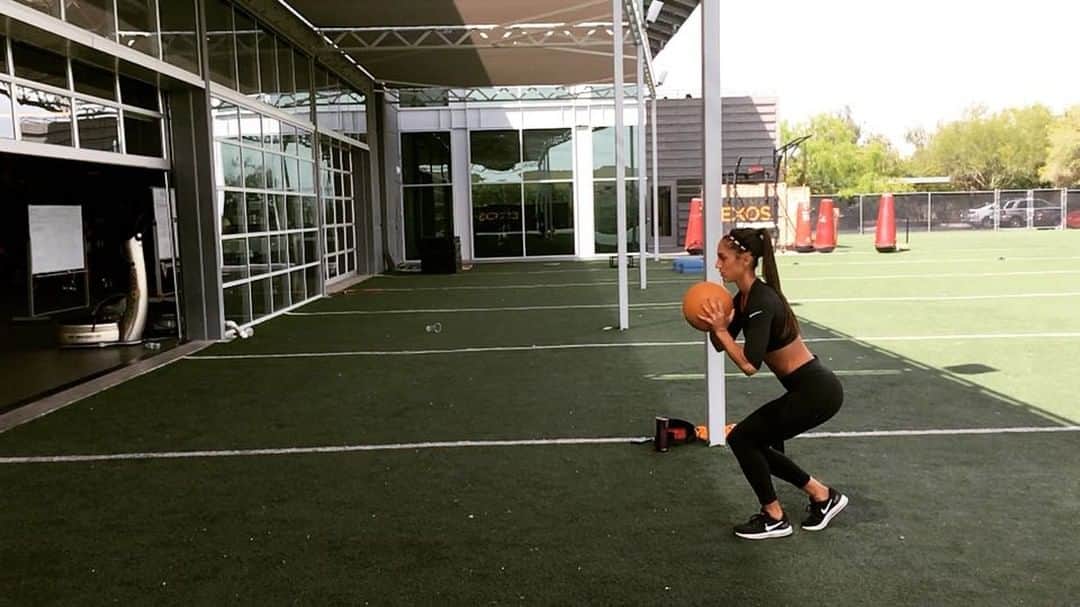 アリソン・ストーキーのインスタグラム：「Med Ball Monday! Borzov Heaves for developing power alongside sprint positional context」