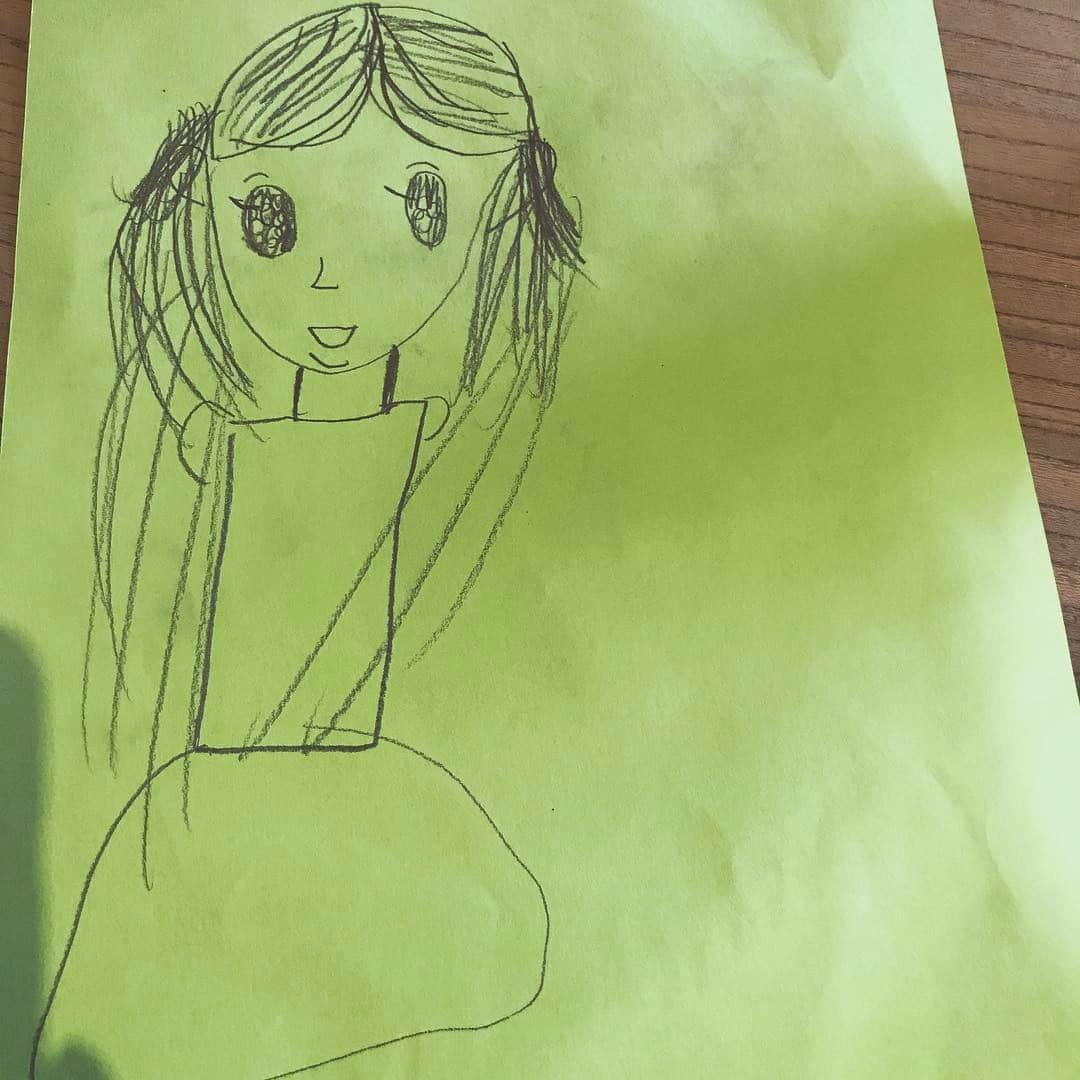 長谷川京子さんのインスタグラム写真 - (長谷川京子Instagram)「娘の絵のタッチがまた変わってきた。 何に触発されどのように変化していくのか。 子どもって本当に面白いですな。」4月18日 11時13分 - kyoko.hasegawa.722