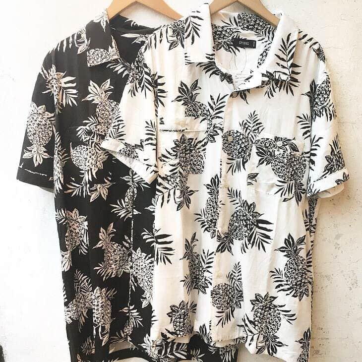 スピンズ原宿店さんのインスタグラム写真 - (スピンズ原宿店Instagram)「🌴NEW IN🌴 ・ ✔️RAYON ALOHA SHIRT ・ price:￥2,999＋TAX ・ color:BLK,WHT ・ size:M,L ・ ・ ・ これからの季節に大活躍のアロハシャツ☀️ 一枚で着ても、Ｔシャツの上から着ても◎🙆🏼‍♂️‼️ 他にも開襟タイプのシャツが続々入荷してますので、是非店頭でチェックしてみてください😎✨ #spinns#harajuku#summer#aloha#shirt#fashion#スピンズ#原宿#アロハシャツ」4月18日 12時35分 - spinns_harajuku