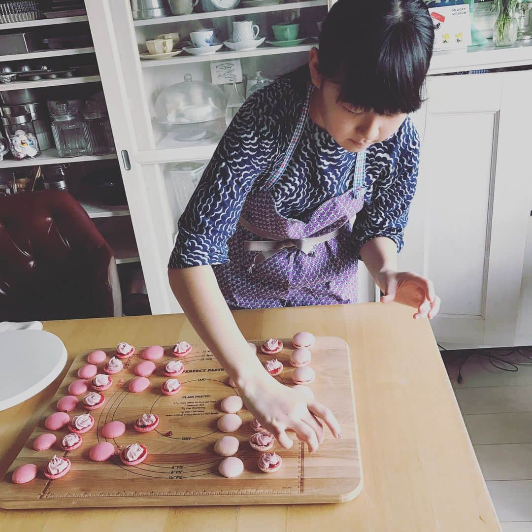 福田淳子さんのインスタグラム写真 - (福田淳子Instagram)「先日、プルチーナ（ @merceria_pulcina ）のゆみさん（ @yumi_soeda )親娘がお菓子作りを習いに来てくれました。作業はほとんど娘ちゃん担当。ピンクはやっぱりかわいいなー。我が家に来ていただけると、無数にある口金とかスプリンクルとか使い放題。娘ちゃんが着てたゆみさんの作ったリバティのワンピースとエプロンがかわいかったなー。 こんどゆみさんにワンピース作りを習いに行く予定なので楽しみ🎀 #お菓子作りレッスン #マカロン #カップケーキ #ドームケーキ #ボウルでかんたんドームケーキ  #pink #sweetwitchj」4月18日 13時11分 - junjunfukuda
