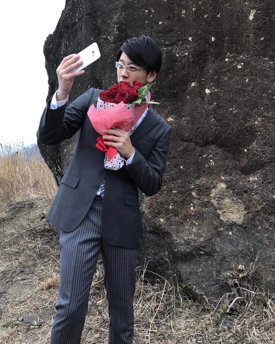 ラストコップのインスタグラム：「今日も菜々子へ送るラブラブ画像の撮影中だゼ。  #竹内涼真 #ラストコップ #hulu #anotherstory #lastcop」