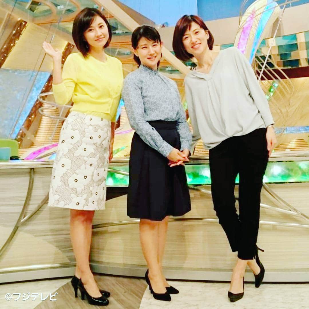 フジテレビ「とくダネ！」のインスタグラム：「今日の中江さんは細かなフラワープリントが華やかなブルーのシャツ。アップにまとめた髪とスタンドカラーがぴったり♪ 菊川さんはイエローのハイゲージアンサンブルニットのさらりとした透明感とダイアゴナルフラワースカートの立体感がポイント 梅津さんはふんわりシルエットのヘムのタックブラウスにシャープなブラックのパンツを合わせました♪ #中江有里 #菊川怜 #梅津弥英子 #とくダネコーデ  #フラワープリント #花柄 #スタンドカラー #アンサンブルニット #ハイゲージ #ダイアゴナル #タックブラウス #ヘム #スタイリスト #岡のぞみ #mihoishino #oldengland #ayani #どんなセリフが合うでしょう #とくダネ大喜利 #ファッション #コーディネート #今日のコーデ #大喜利 #2017 #4月18日 #火曜日 #とくダネ #tokudane #フジテレビ #fujitv 170418」