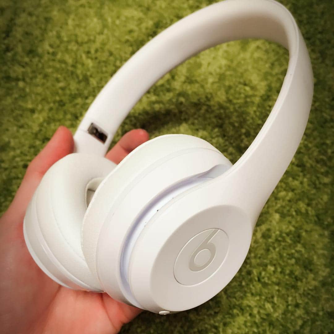 キヨのインスタグラム：「欲しかったBeatsのヘッドホン手に入れたあああああああああああ！乃木坂と欅坂とオーラルを聴きまくる！！！みんなの好きな歌手は誰だ！全然興味ないけど教えてくれ！ #beats」