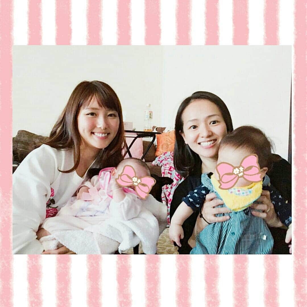 広村美つ美さんのインスタグラム写真 - (広村美つ美Instagram)「細野今日子さんと ママ会✋❤❤ 同い年のbabyのママ友です👶👶👶 赤ちゃん見ながらソファでお喋りしていたので、後のソファ周りやりっぱなしの散らかりっぱなしでゴメンナサイ😂💨 . #ママ会 #ママ友 #細野今日子 #広村美つ美 #baby #同級生baby #赤ちゃん #女の子 #男の子 #生後３ヶ月 と #生後８ヶ月 #癒された #可愛い #child #お喋り #女子会 #smile」4月19日 9時25分 - mitsumi_hayashi