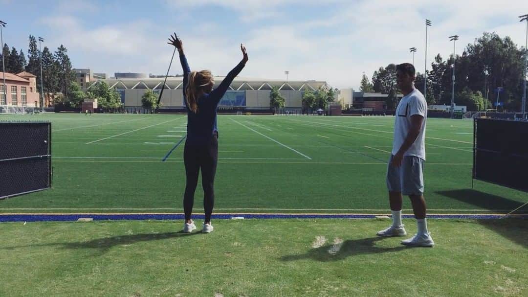 アリソン・リーのインスタグラム：「#TrickShotTuesday @kevinsil98 🏌️‍♀️⚽️ @uclaathletics」