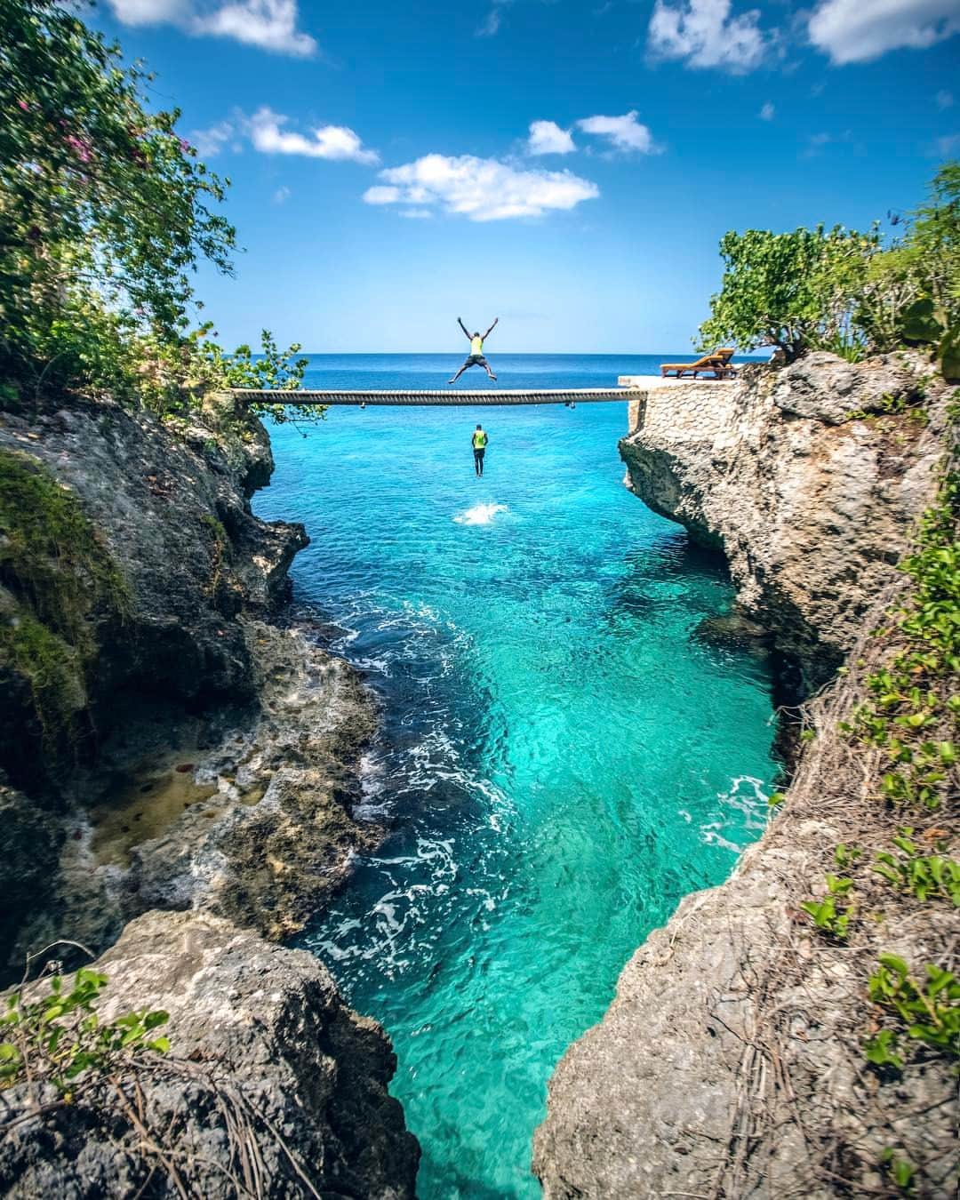Cole Riseのインスタグラム：「even the lifeguard couldn't resist a little fun. check my story to see how this was made! #livefunner @visitjamaica」