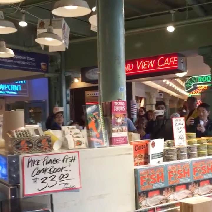 ジャスティン・ボーアのインスタグラム：「When in Seattle. #pikeplacemarket」