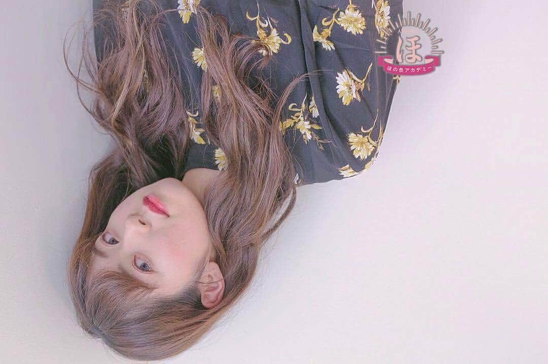 ほの色アカデミー のインスタグラム：「サロンモデルをしている @_.o0mine0o._ さん。 シンプルなヘアアレンジにポイントのリップ。何より写真を逆さにアップしているところが、おっと目をとめてしまうInstagramのほの色テクニックやな！！ * Repost from @_.o0mine0o._ #ASIENCE #アジエンス #ほの色アカデミー #ほの色 #シャンプー #コンディショナー #ヘアケア #うる艶髪 #うる艶 #徳井 #徳井教授 #ヘアスタイル #ヘアアレンジ #シンプル #スタイリング #hair #hairarrange #hairstyle」