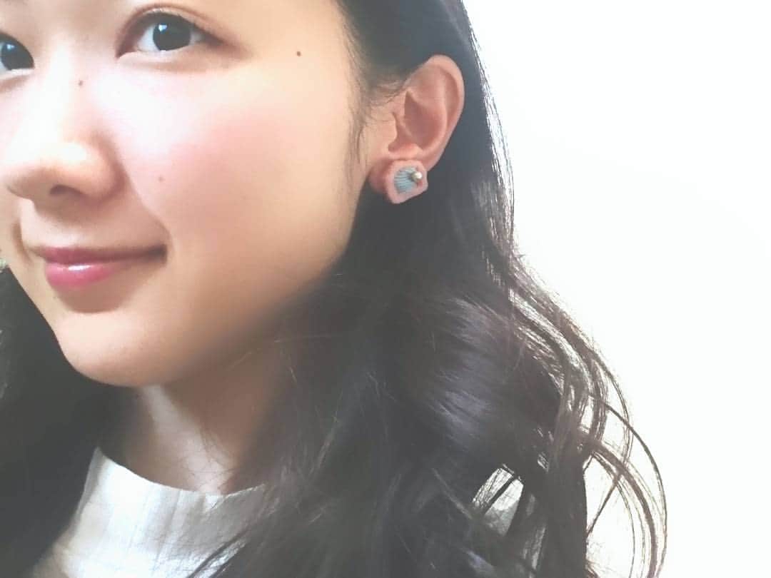 水木彩也子のインスタグラム：「🎀✨ . 友達が作っているイヤリング(*^^*) フェルトで出来ていて刺繍とかビーズとかついてる . この小ささの中にセンスがぎゅぎゅっと詰まっていて、可愛くてつらい 笑 . . . . . #イヤリング #イヤークリップ #手作り #フェルト #刺繍 #ビーズ」