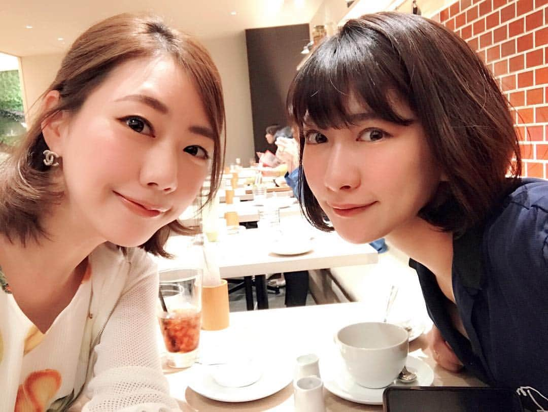 井端珠里さんのインスタグラム写真 - (井端珠里Instagram)「お昼に用事あってさっとお姉ちゃんに会ってきた☺️マーリエパエフデの洋梨のプリントワンピース、こんなにかわいく着こなせるひとがいるのかってくらいかわいいれなちゃん🍐💜 💛 ｢かわいい‥ほんとにかわいい‥｣とぶつぶつ呟きながらにやにやするただ気持ち悪い私。 いいなぁいいなぁ～大好き👭 #シスコン#ただのシスコン #お姉ちゃん大好き#仲良し#姉妹 #私の7つ上に見えない #若すぎる #一緒にいると目立つ私の男顔」4月19日 14時50分 - jullie8799