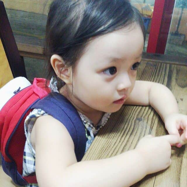 ジェウンさんのインスタグラム写真 - (ジェウンInstagram)「4살👼🏻(사진 10장👉🏻) 이번에는 2014년 4살때 사진들을 가져왔어요! 아직 어디에도 재은이사진을 공개하지않던 시절 그래서인지 사진이 많진않았지만 고르고 고르다보니 보여드리고싶은 사진은 한가득..🙈 이참에 3살 2살 사진들도 가져와볼게요🙋🏻 . 満2歳~3歳になる頃までの ジェウンちゃんです💕 ちっちゃくてぷくぷく👶🏻 . . #잰 #재은#2014년#4살#2歳#3년전#만2살#옛날사진#아가잰」4月19日 19時40分 - jaen_mom