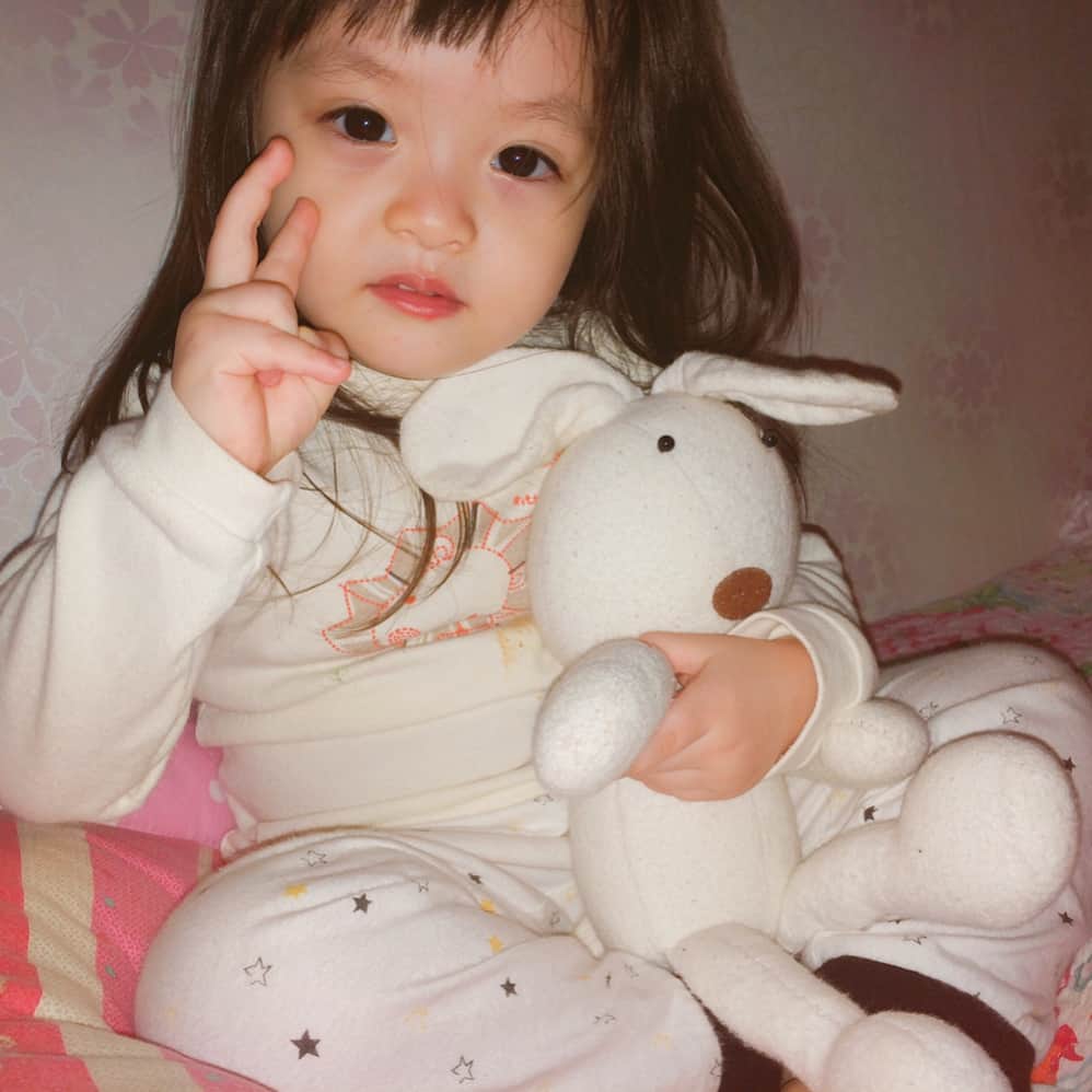 ジェウンさんのインスタグラム写真 - (ジェウンInstagram)「4살👼🏻(사진 10장👉🏻) 이번에는 2014년 4살때 사진들을 가져왔어요! 아직 어디에도 재은이사진을 공개하지않던 시절 그래서인지 사진이 많진않았지만 고르고 고르다보니 보여드리고싶은 사진은 한가득..🙈 이참에 3살 2살 사진들도 가져와볼게요🙋🏻 . 満2歳~3歳になる頃までの ジェウンちゃんです💕 ちっちゃくてぷくぷく👶🏻 . . #잰 #재은#2014년#4살#2歳#3년전#만2살#옛날사진#아가잰」4月19日 19時40分 - jaen_mom
